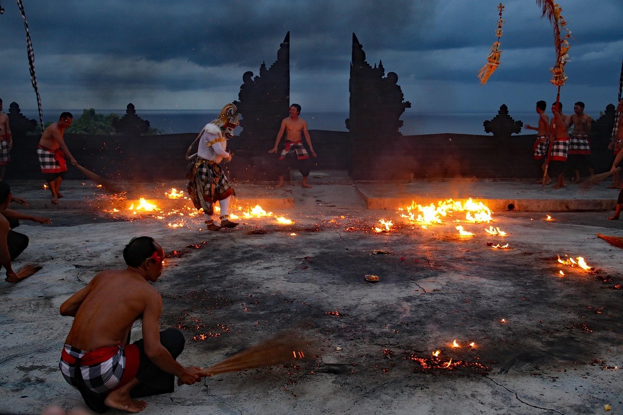 Freiwillige engagieren sich gemeinsam in einem internationalen Projekt auf Bali